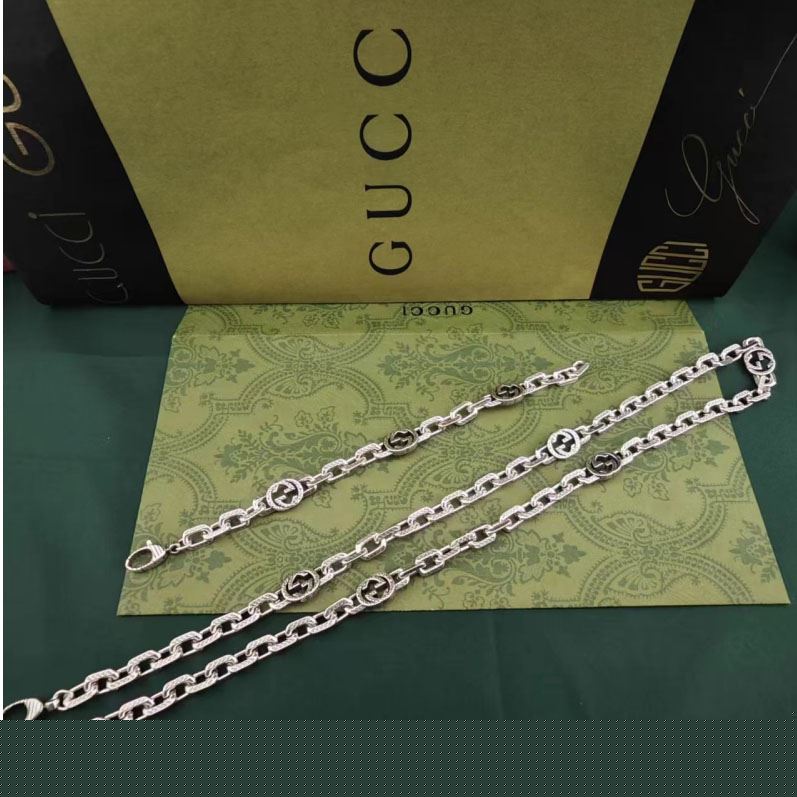 G*u*i necklaces